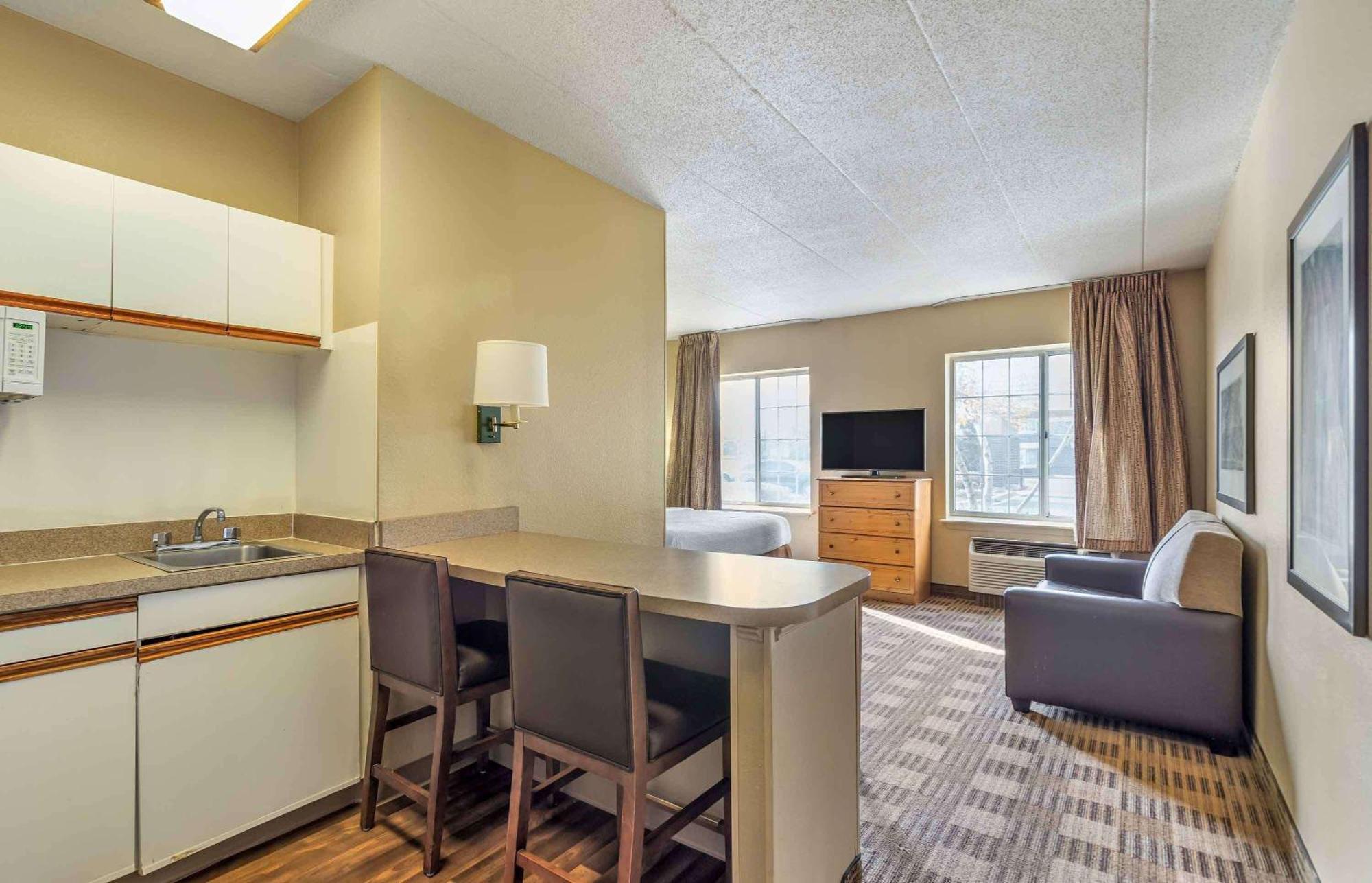 Extended Stay America Select Suites - Chicago - Lombard - Oakbrook Oakbrook Terrace Exterior foto